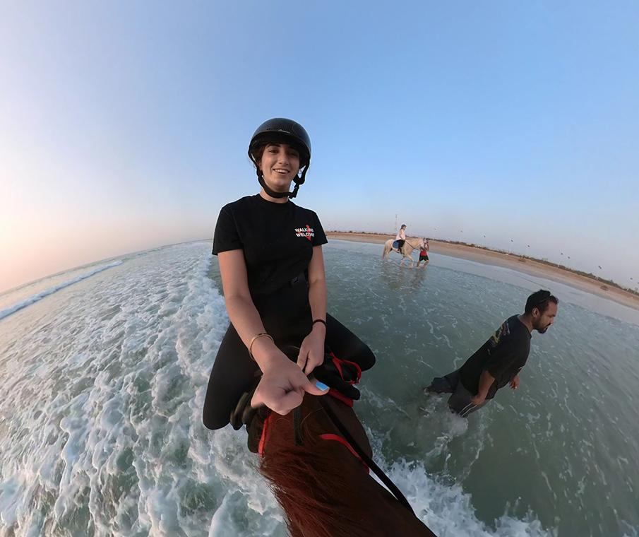 ركوب الخيل على الشاطئ