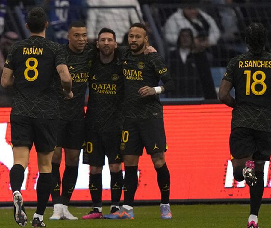 مع ميسي في الملعب