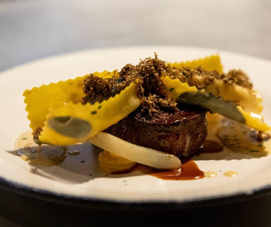 عشاء عرض فني للواقع المعزز